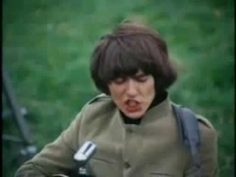 Cantando cerca del Stonehenge, cercados por tanques