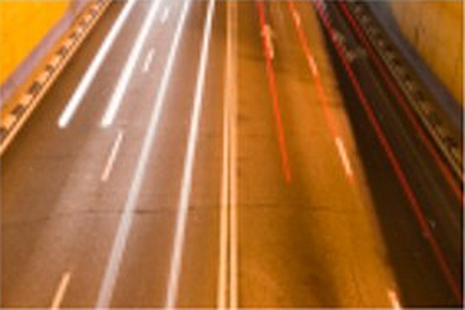 Las luces de las prisas en un puente situado en la Avenida América