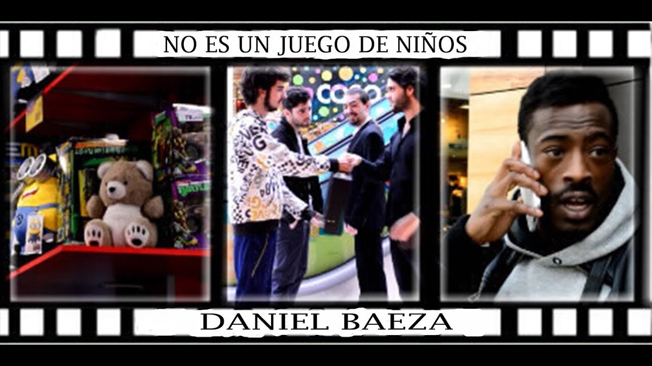 Título «No es un juego de niños», de Daniel Baeza, sobre una tira de película con tres escenas: una estantería de juguetes, varios hombres hablando y un hombre al teléfono.