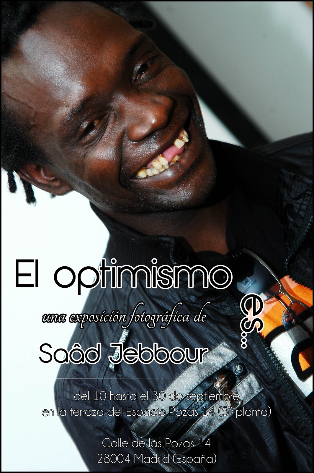 Cartel de la exposición «El optimismo es...» de Saâd Jebbour: un hombre sonríe con la cabeza ladeada. Del 10 al 30 de septiembre en la terraza del Espacio Pozas 14, Madrid.