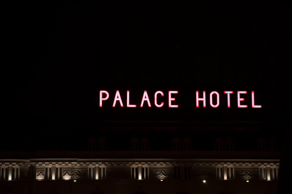 Neón de hotel en un Madrid nocturno